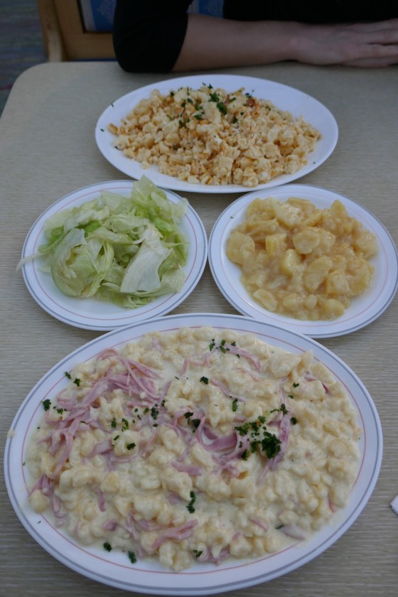 Nockerl mit Salat kalte Kuchl Nockerl mit Salat kalte Kuchl