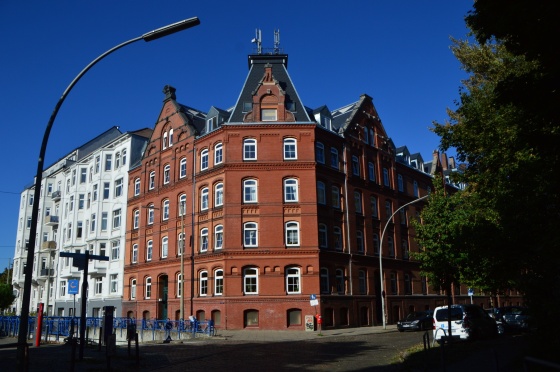 Strassenkreuzung Backsteinbauten Hamburg 