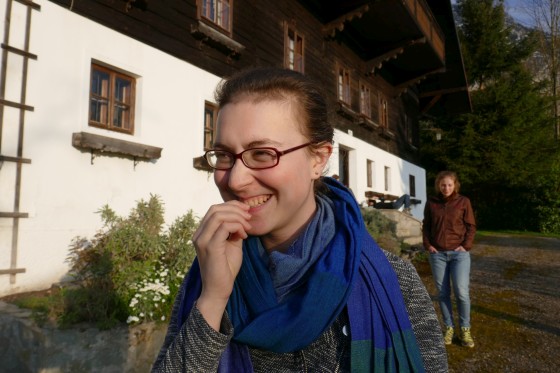 anna beim knabbern vorm haus anna beim knabbern vorm haus