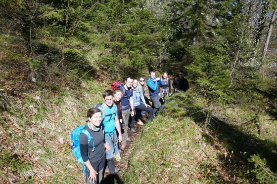beim eincremen mit sonnencreme beim eincremen mit sonnencreme