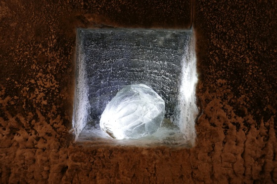 beleuchteter salzkristall salzmine turda rumänien beleuchteter salzkristall salzmine turda rumänien