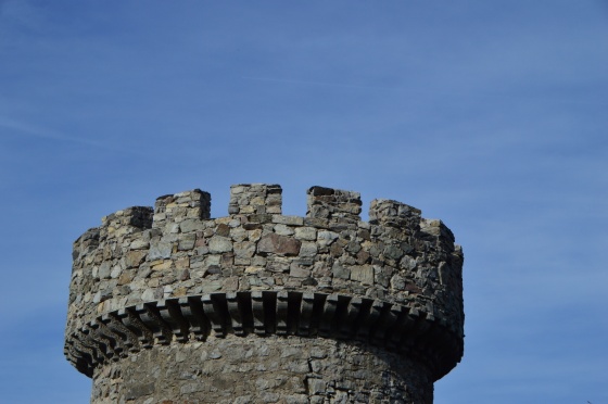 burgzinnen vor himmel 