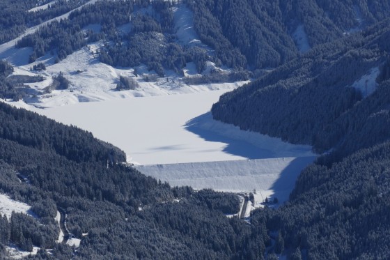 gefrorener gerlos stausee 