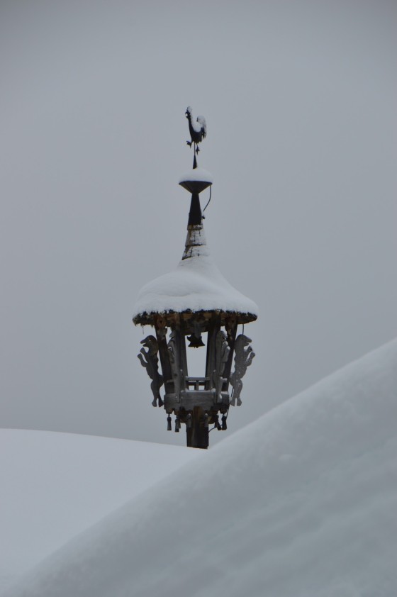 glocke verschneites dach königsleiten 