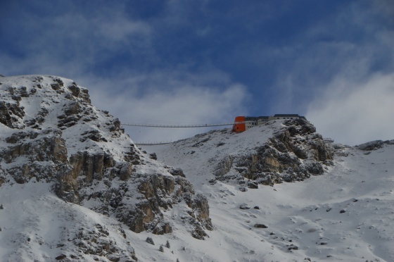 hängebrücke in wolken 