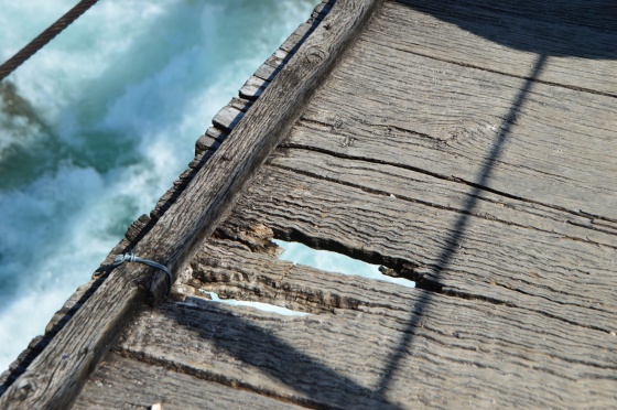 holzhängebrücke mit loch 