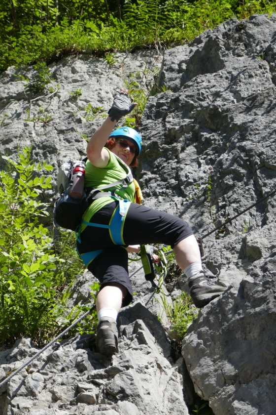 mama winkend am übungsklettersteig in obertraun 