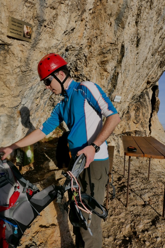 mathias beim klettergurt anziehen mathias beim klettergurt anziehen