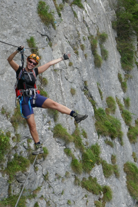 michelle spielend auf seilbrücke 