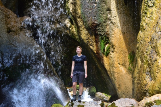 michelle vor wasserfall 