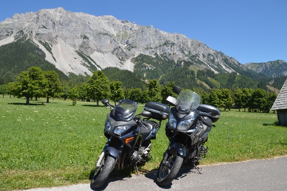 motorräder vor dachstein 