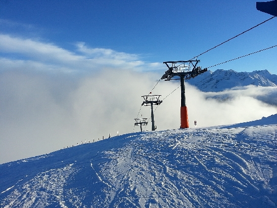 nebel steigt über lift auf 