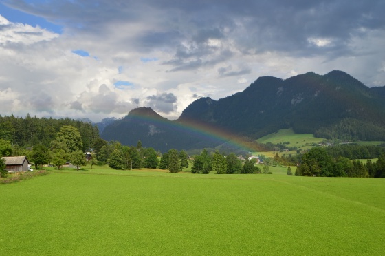 regenbogen vorm haus 