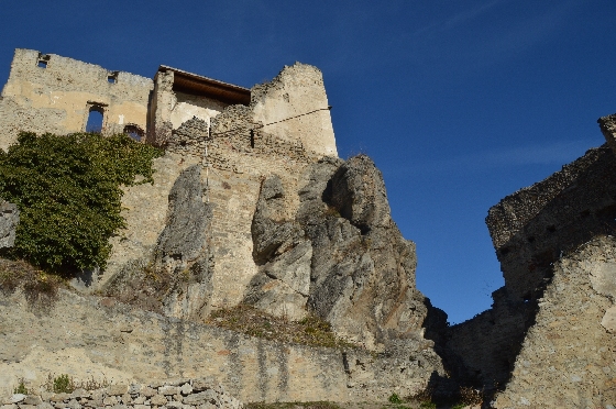 ruine dürnstein innenhof vor knallblaüm himmel ruine dürnstein innenhof vor knallblaüm himmel