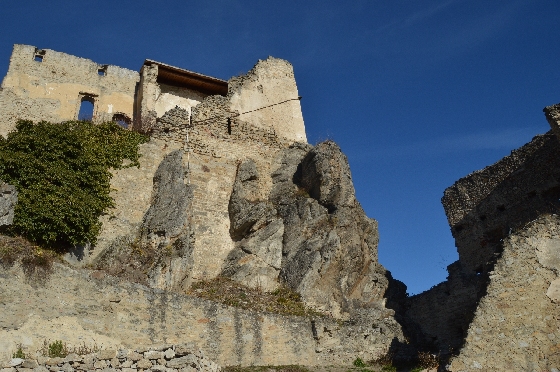 ruine dürnstein innenhof vor knallblaüm himmel 