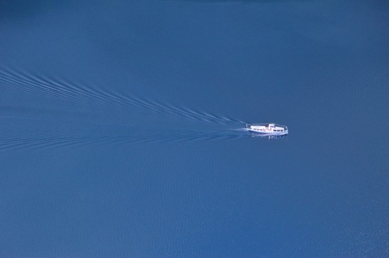 schiff am grundlsee mit wellen vom ressen schiff am grundlsee mit wellen vom ressen