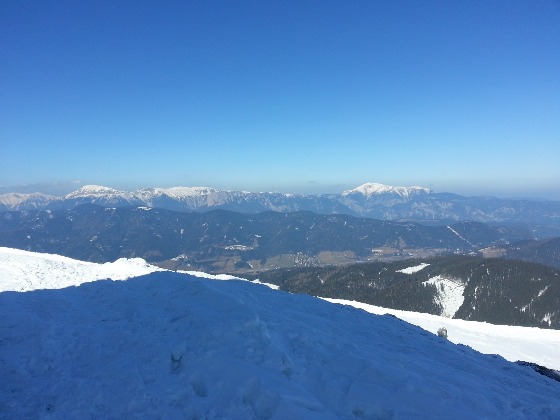 schnee am berg braun im tal 