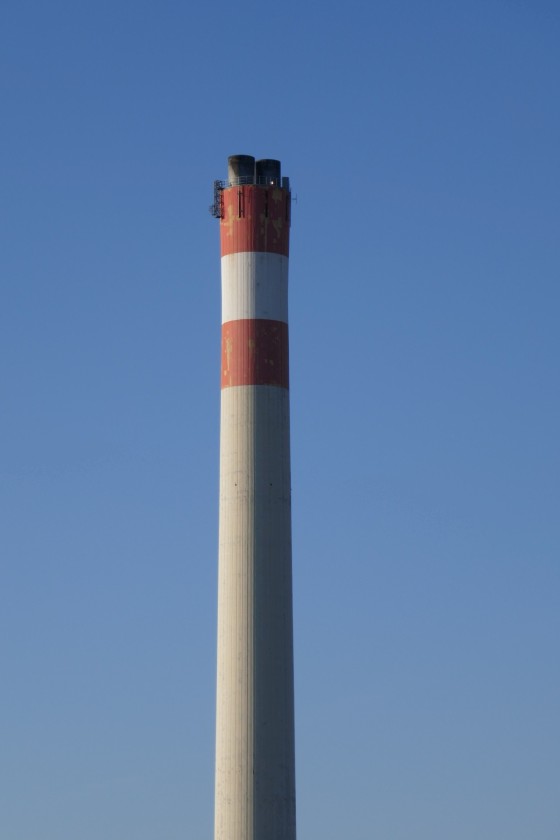 schornstein vor blauem himmel schornstein vor blauem himmel