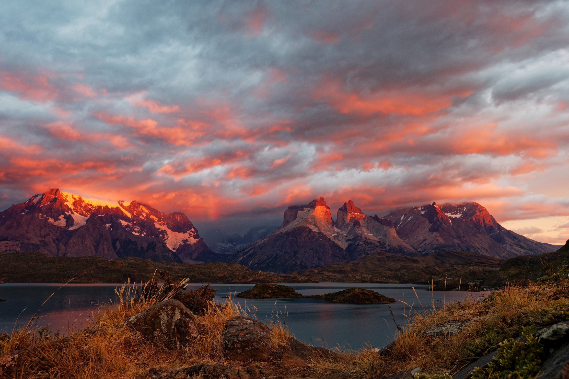 sonnenaufgang torres del paine massiv lago pehö 2022-02-06 sonnenaufgang torres del paine massiv lago pehö 2022-02-06