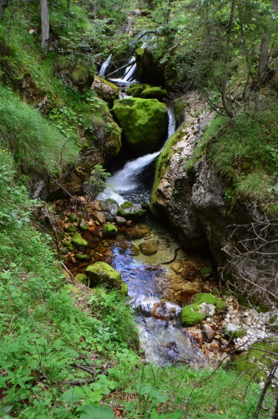 wasserfall mit gischt wasserfall mit gischt