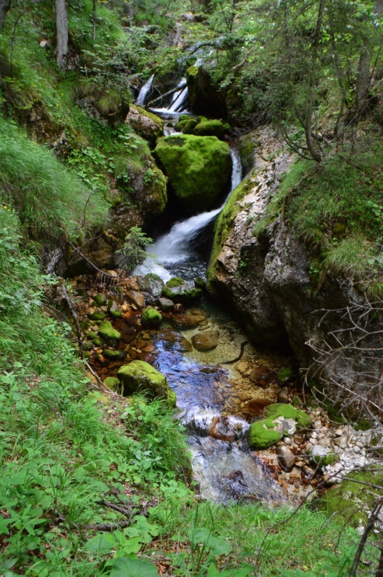 wasserfall mit gischt 