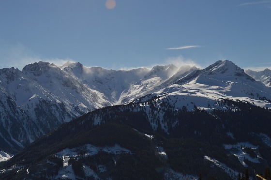 wind bläst schnee von gipfeln 