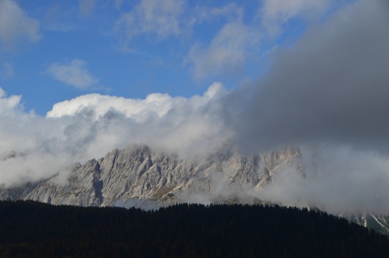 wolken und berge am sella di razzo 